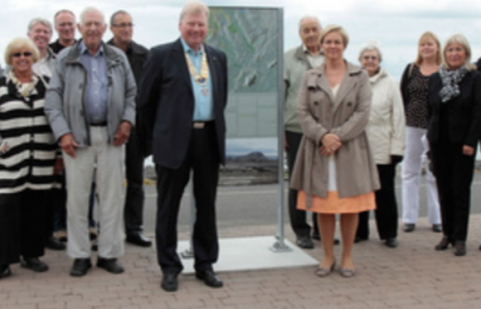 Frá afhendingu skiltanna.